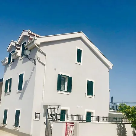 Villa Opuzen アパート